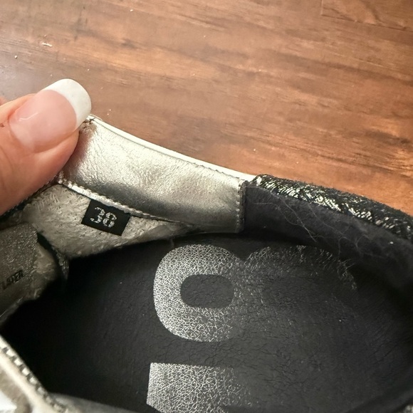 P448 Absract Print Sneakers - White and Black-Size 38 Euro, Size 8 US - Picture 11 of 14